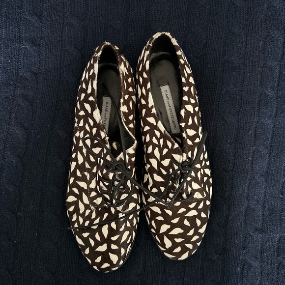 Never Worn Diane Von Furstenberg dyed calf fur printed Oxford shoes size 8.5 - Picture 1 of 3
